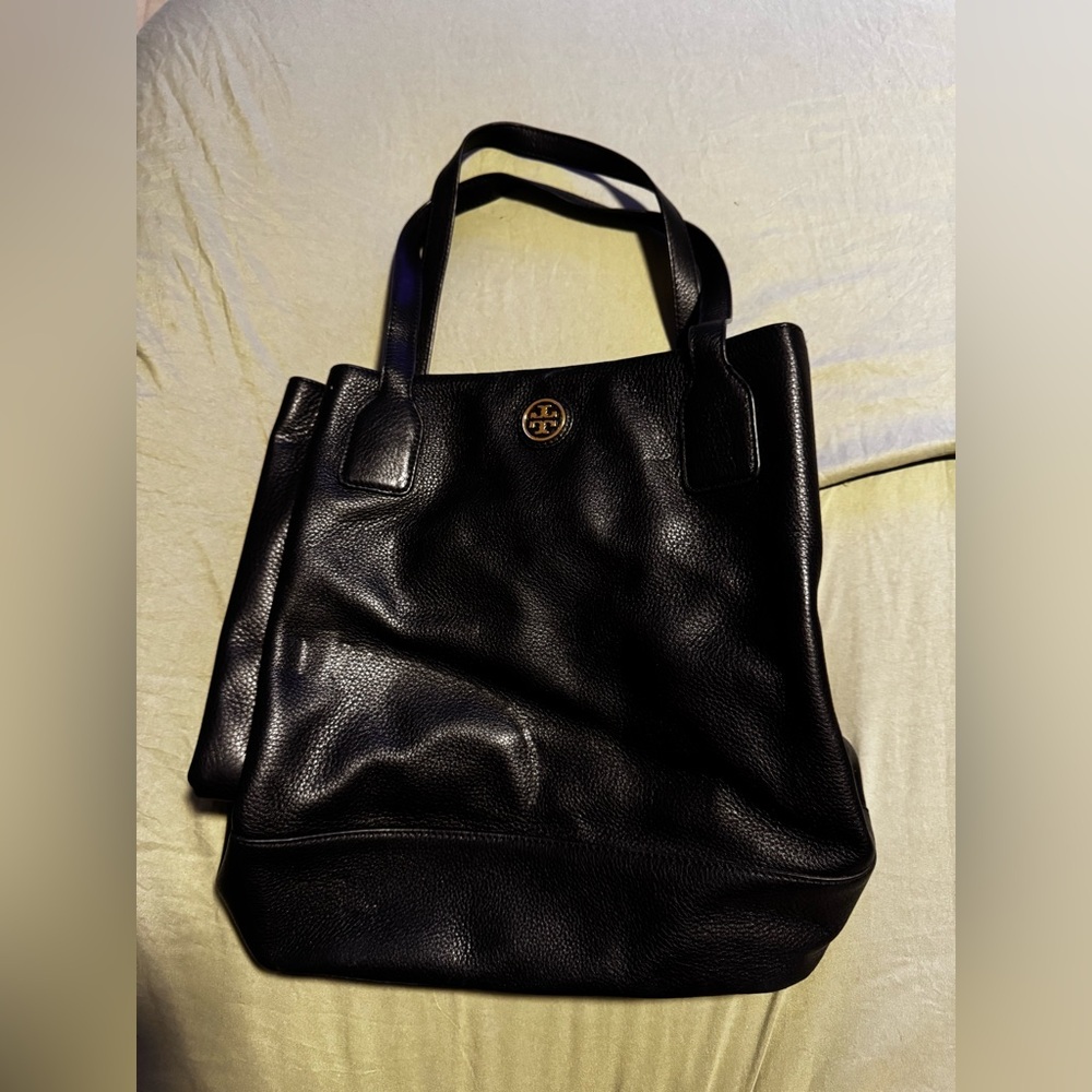 TORY BURCH Michelle Bucket Bag Tote Black
Pebbled Leather